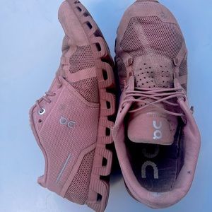 On cloud running shoes Womens 8.5